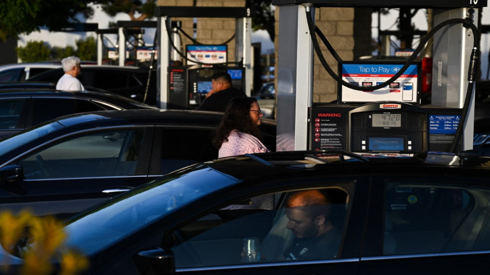 أشخاص يعبئون مركباتهم بالبنزين وسط ارتفاع أسعاره في الولايات المتحدة. (أ ف ب)