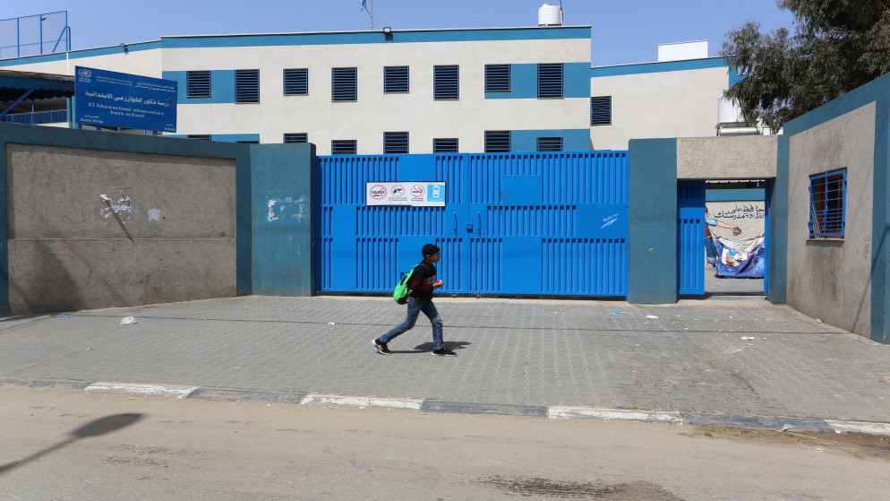 صورة أرشيفية لطالب يعبر أمام مدرسة مغلقة تابعة لأونروا في قطاع غزة على خلفية انتشار فيروس كورونا. 6 نيسان/ أبريل 2021. (Shutterstock)