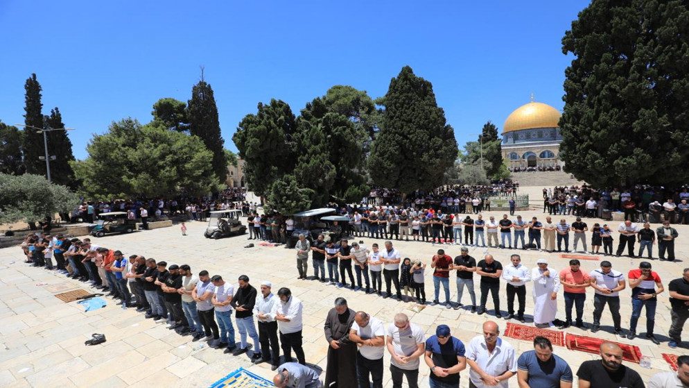صورة أرشيفية لمصلين يؤدون صلاة الجمعة في المسجد الأقصى المبارك في القدس المحتلة. (وفا)