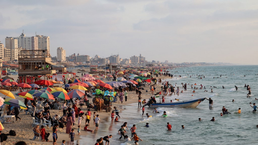 أشخاص على طول شاطئ مدينة غزة، 13 حزيران/يونيو 2022. (أ ف ب)