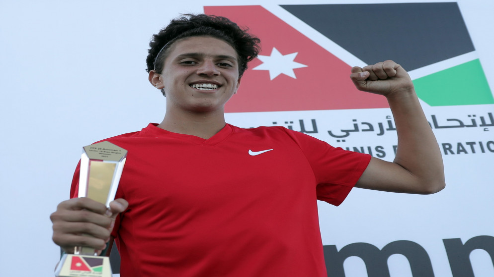 محمد القطب متوجا بلقب بطولة عمان الدولية للتنس للناشئين. (اللجنة الأولمبية الأردنية)