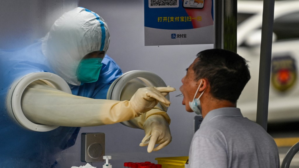 إجراء اختبار للكشف عن فيروس كورونا في شنغهاي في الصين. (أ ف ب)