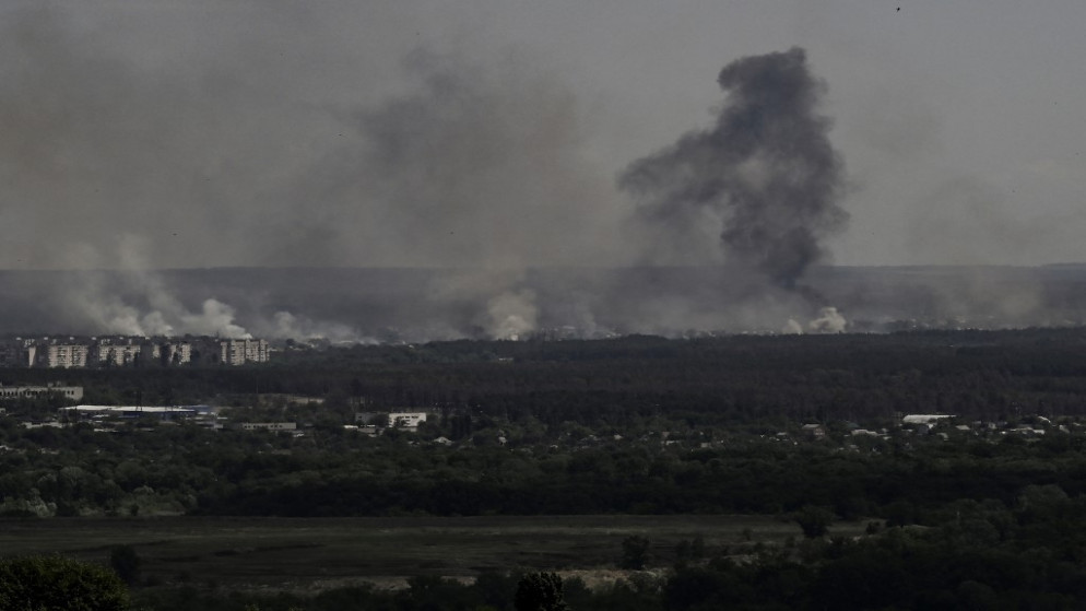 دخان يتصاعد من مدينة سيفيرودونيتسك أثناء الحرب بين القوات الأوكرانية والروسية في منطقة دونباس، شرقي أوكرانيا، 14 حزيران/يونيو 2022. (أ ف ب)