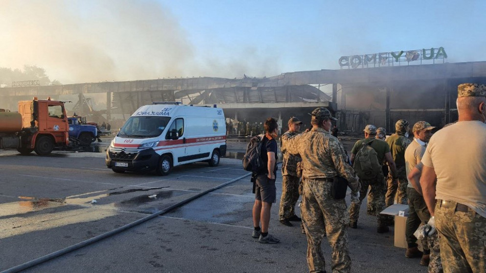 رجال الإنقاذ يعملون في مركز تجاري أصيب بضربة روسية في مدينة كريمنشوك، شرقي أوكرانيا، 27 يونيو 2022. (أ ف ب)
