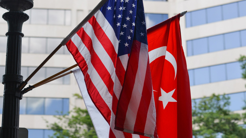علما الولايات المتحدة وتركيا. (shutterstock)