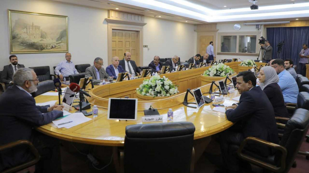 لجنة الخدمات العامة في مجلس الأعيان خلال استماعها مطالب نقابة أصحاب المطاعم والحلويات الأردنية. (مجلس الأعيان)