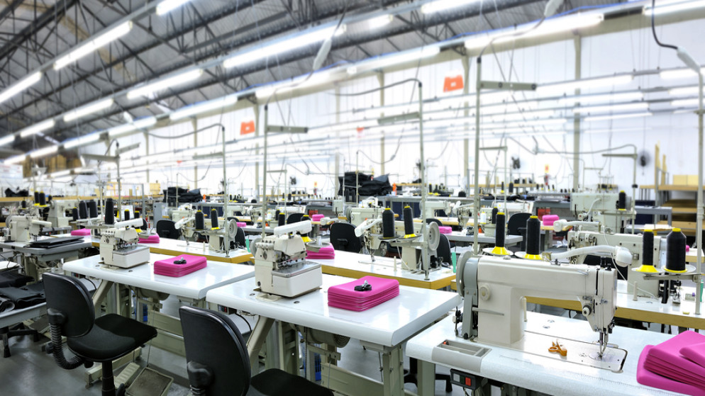 صورة تعبيرية لمصنع ملابس ويظهر به ماكينات خياطة. (shutterstock)