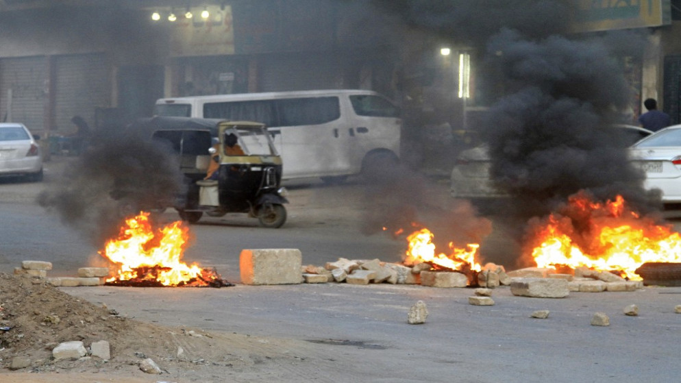 متظاهرون يحرقون الإطارات ويغلقون الطرق خلال اعتصام خارج مستشفى الجودة في العاصمة الخرطوم . 5 يوليو / تموز 2022.(أ ف ب)