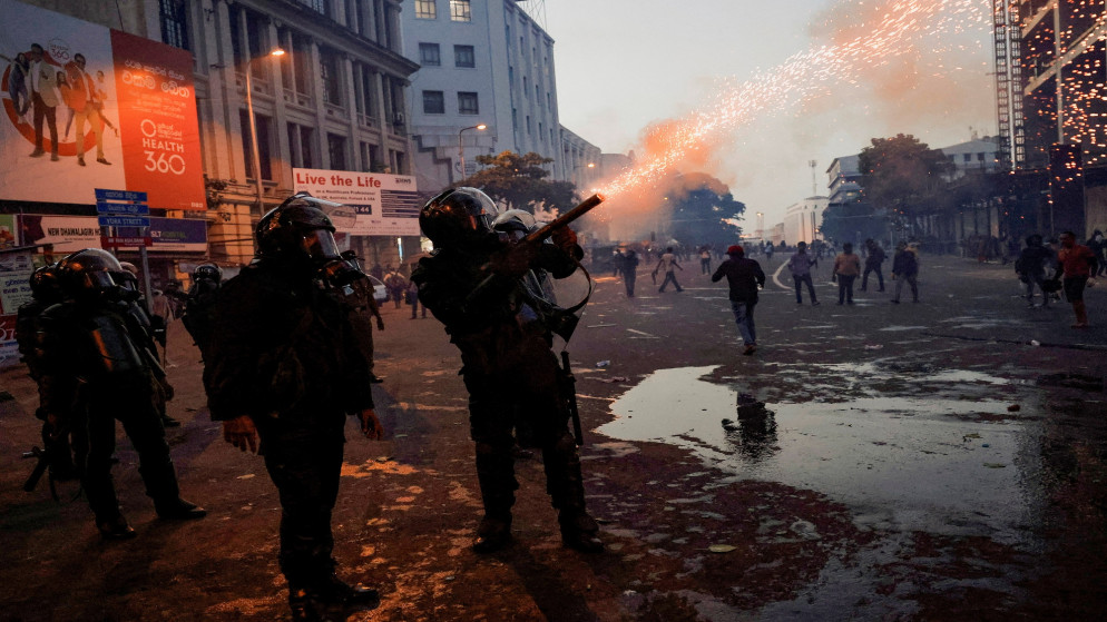 رجال الشرطة يستخدمون قنابل الغاز والمياه لتفريق محتجين قرب مقر الرئيس السريلانكي غوتابايا راجابكسا في كولمبو. (رويترز)