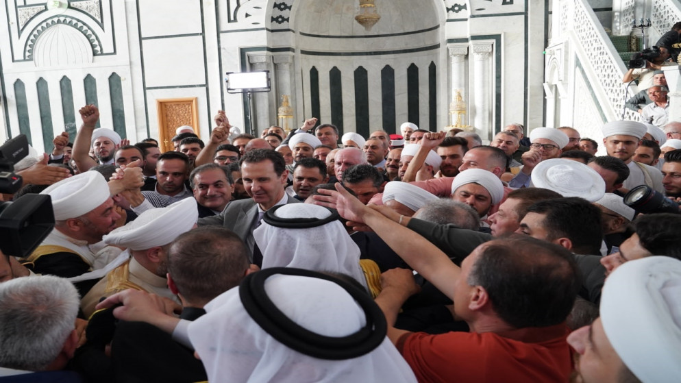 زيارة الرئيس السوري بشار الأسد وهو محاط بعشرات المصلين في باحة مسجد الصحابي الجليل عبد الله بن عباس في حلب. (الرئاسة السورية)