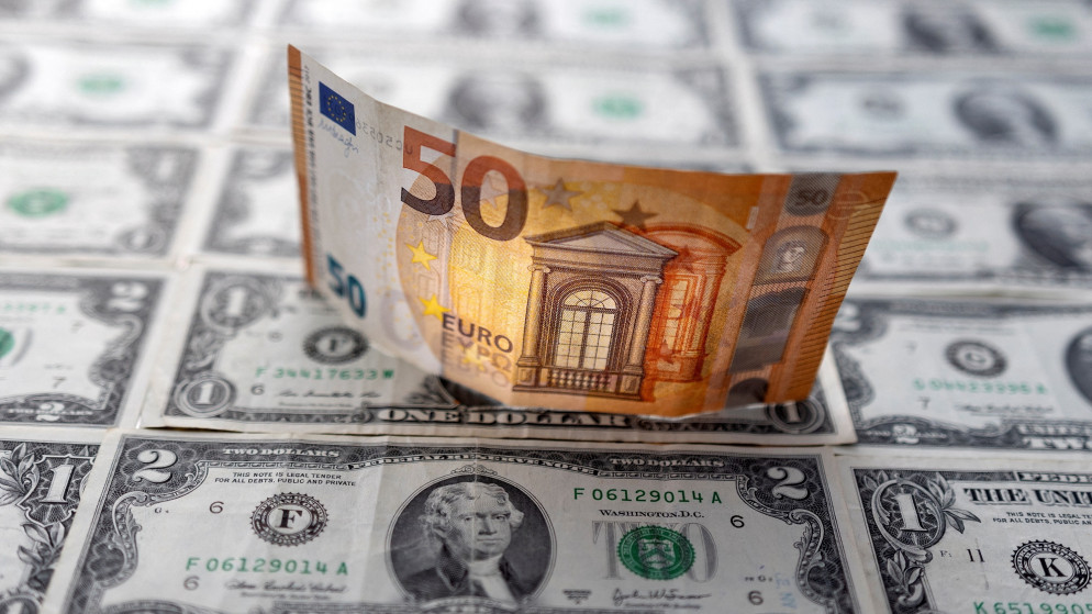 ورقة نقدية من فئة 50 يورو وأوراق نقدية للدولار الأميركي. (رويترز)