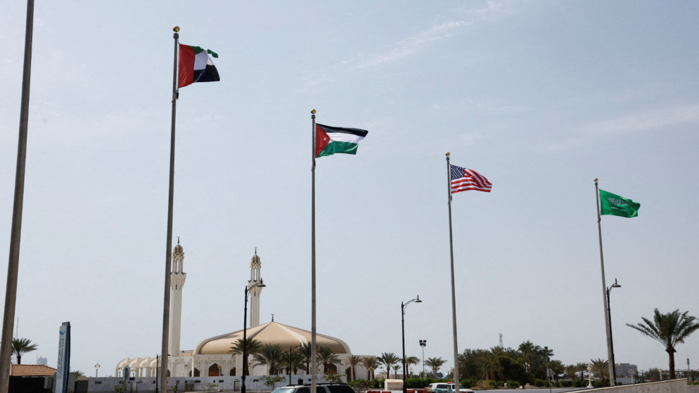 علم الأردن بين أعلام الدول المشاركة في قمة جدة للأمن والتنمية، في شارع في مدينة جدة السعودية. (رويترز)