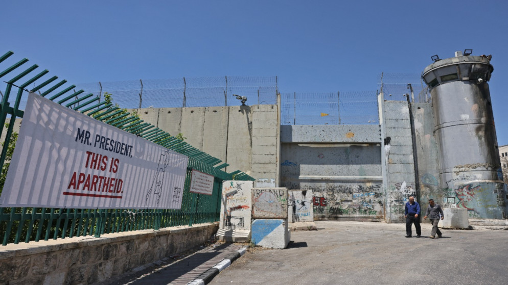 لافتة لمنظمة بتسليم الحقوقية الإسرائيلية معلقة قرب الجدار الفاصل في مدينة بيت لحم في الضفة الغربية المحتلة. 14/07/2022. (أ ف ب)