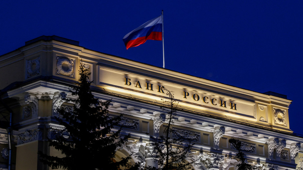 العلم الروسي فوق مقر البنك المركزي الروسي في موسكو. (رويترز)