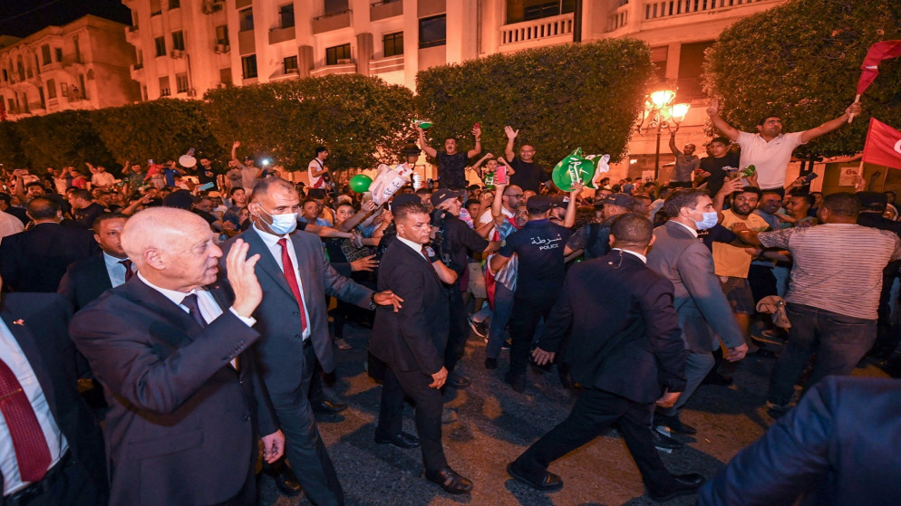 الرئيس التونسي قيس سعيد يحيي مناصريه بعد نجاح الاستفتاء على الدستور الجديد. 26 تموز/يوليو 2022. (رويترز)