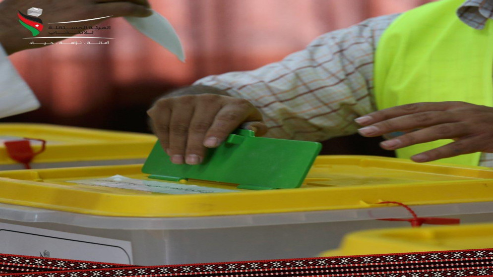 شخص يضع ورقة تصويت داخل صندوق اقتراع. (الهيئة المستقلة للانتخاب)