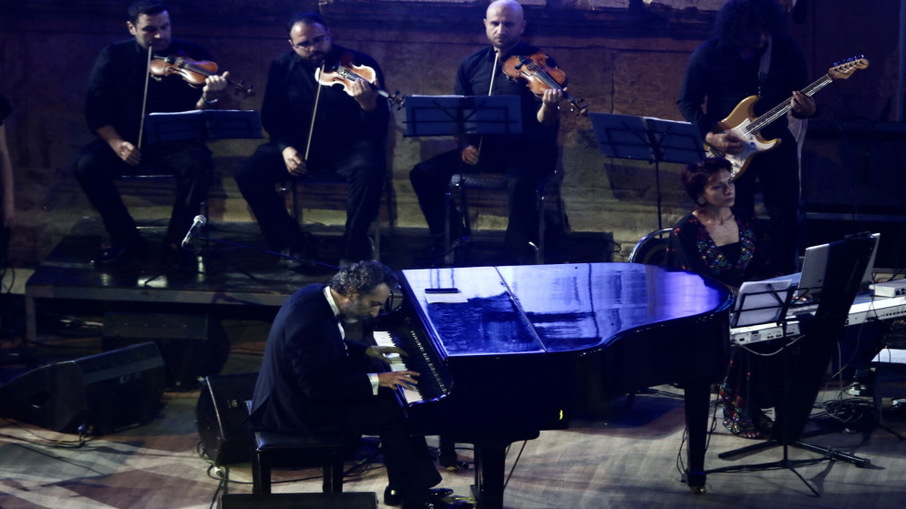 الموسيقار طارق الناصر يقود فرقة رم في افتتاح الدورة 36 من مهرجان جرش للثقافة والفنون. (صلاح ملكاوي/ المملكة)