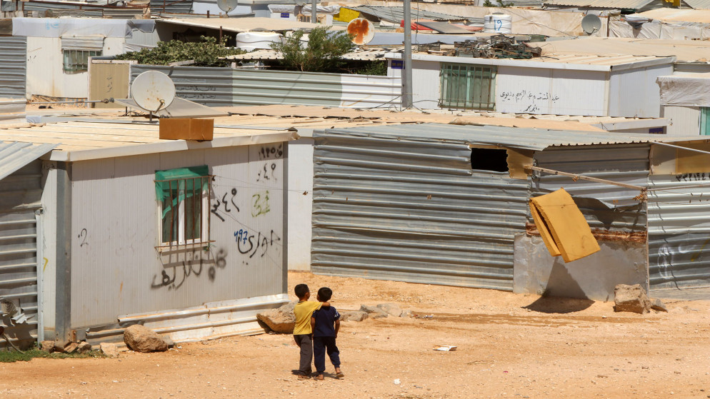 طفلان يسيران في مخيم الزعتري. (صلاح ملكاوي/ المملكة)