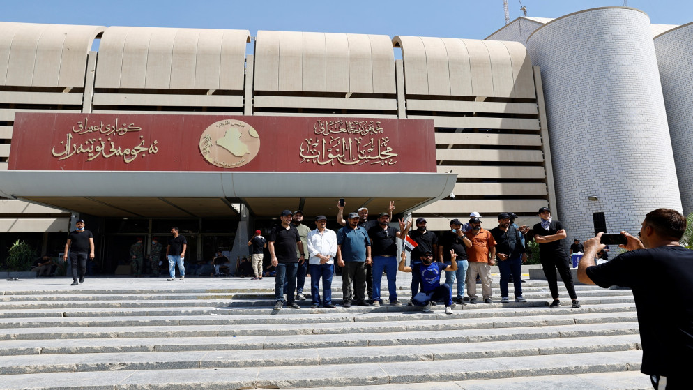متظاهرون أمام مبنى مجلس النواب العراقي. (رويترز)
