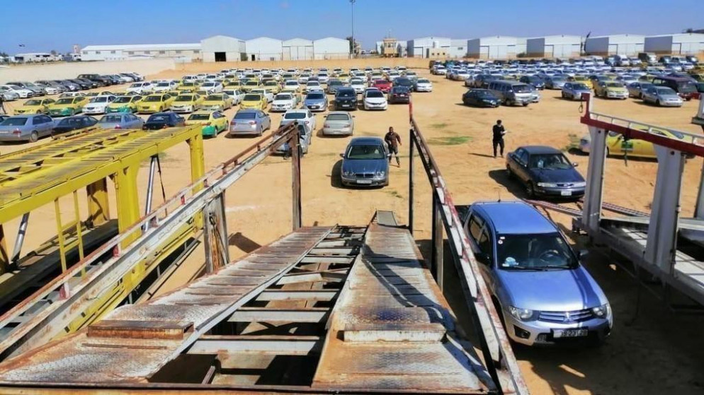 صورة أرشيفية لمركبات داخل ساحة حجز. (الأمن العام)