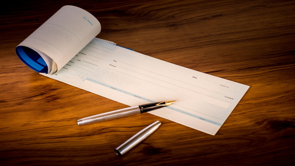 دفتر شيكات. (shutterstock)