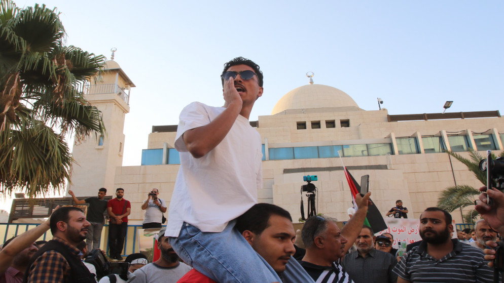 مشاركون في وقفة احتجاجية على العدوان الإسرائيلي قي منطقة الرابية في عمان. (صلاح ملكاوي/ المملكة)