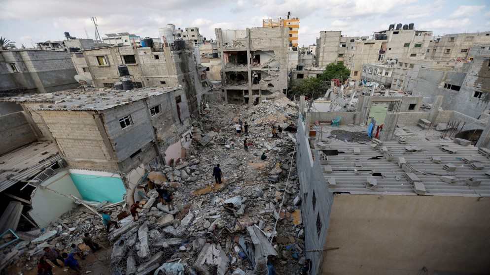 منزل مدمر إثر قصف من طائرات الاحتلال الإسرائيلي (رويترز)