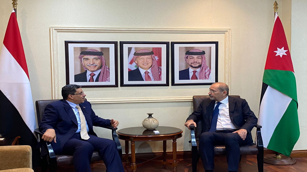 نائب رئيس الوزراء وزير الخارجية وشؤون المغتربين أيمن الصفدي مع وزير خارجية الجمهورية اليمنية أحمد عوض بن مبارك. (وزارة الخارجية وشؤون المغتربين)