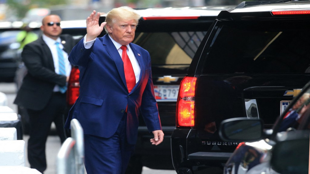 الرئيس الأميركي السابق دونالد ترامب يلوح أثناء سيره إلى سيارة خارج برج ترامب في مدينة نيويورك، 10 أغسطس 2022. (أ ف ب)