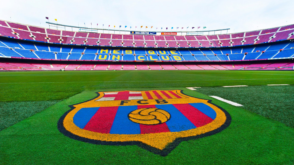 شعار نادي برشلونة داخل ملعبه كامب نو. (Shutterstock)