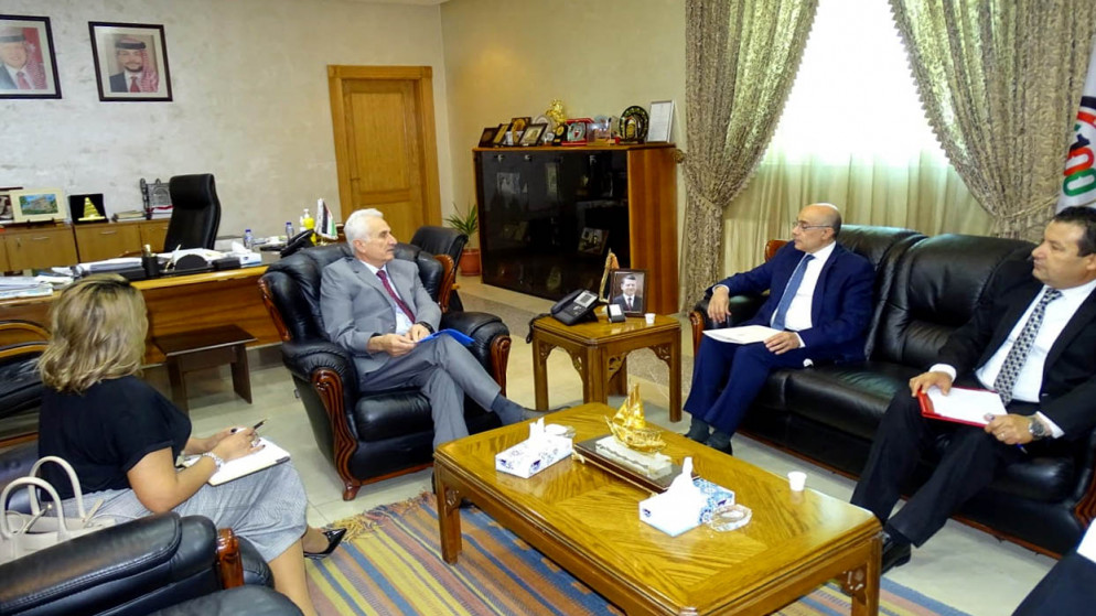 وزير التعليم العالي والبحث العلمي وجيه عويس خلال لقائه السفير التونسي في عمان، خالد السهيلي.(بترا)