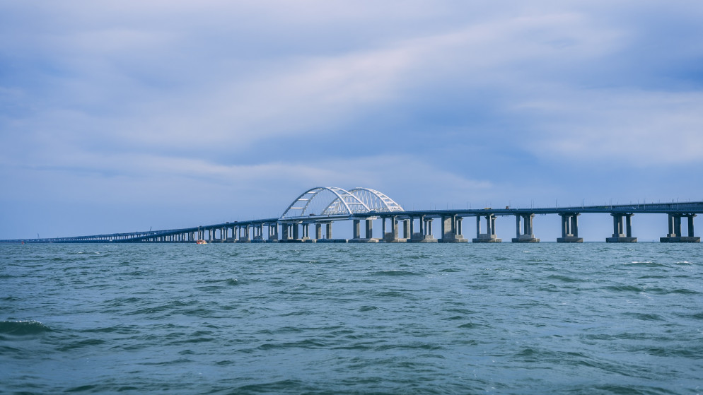 صورة أرشيفية لجسر كيرتش الذي شيدته موسكو لربط روسيا بشبه جزيرة القرم. (shutterstock)