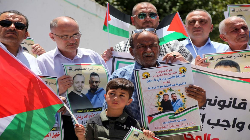 وقفة تضامنية مع أسرى فلسطينيين مضربين عن الطعام في سجون إسرائيلية في الضفة الغربية المحتلة. (وفا)