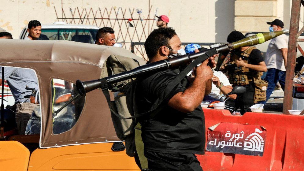عراقيون يتجمعون خلال اشتباكات مع قوات الأمن العراقية بالقرب من المنطقة الخضراء، بغداد، العراق، 30 آب/أغسطس 2022. (رويترز)