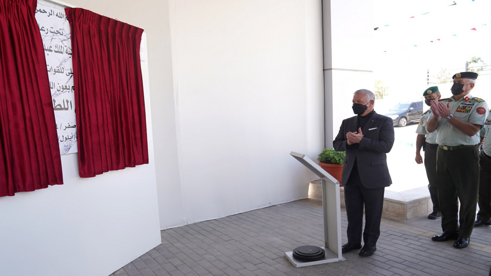 جلالة الملك عبدالله الثاني خلال افتتاح مستشفى اللطرون العسكري في منطقة الجويدة جنوبي عمّان. (الديوان الملكي الهاشمي)