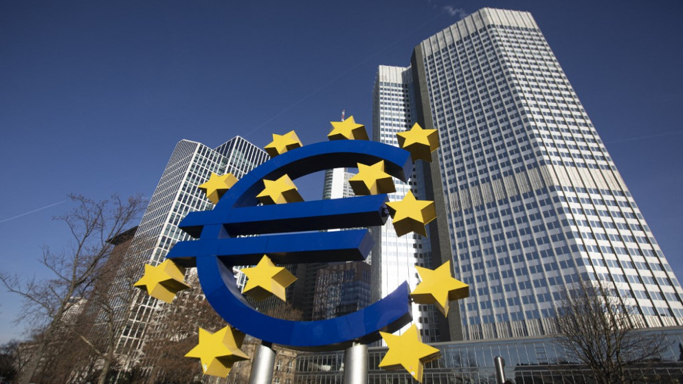 تمثال يصور رمز عملة اليورو للفنان الألماني أوتمار هورل أمام مبنى مقر البنك المركزي الأوروبي السابق في فرانكفورت. 22 كانون الأول/ ديسمبر 2021. (أ ف ب)