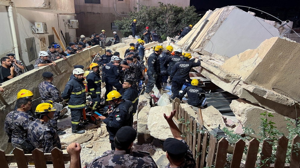 عناصر الدفاع المدني في موقع انهيار بناية سكنية في اللويبدة. (جهاد شلبك/ رويترز)