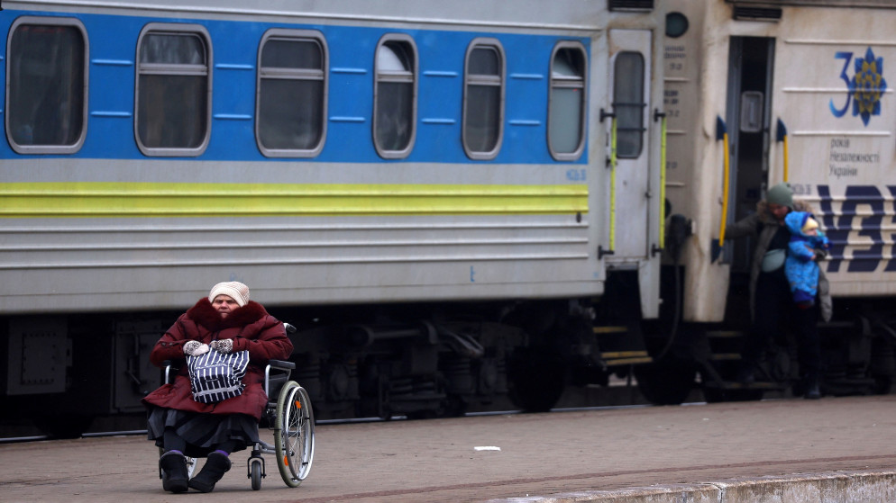 شخص على كرسي متحرك في محطة القطار الرئيسية في لفيف الأوكرانية بعد فراره من منزله إثر الحرب الروسية، 5 آذار/مارس 2022. (رويترز)