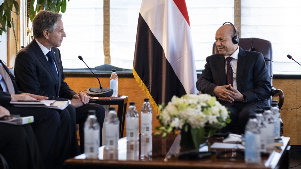 وزير الخارجية الأميركي أنتوني بلينكن مع رئيس مجلس القيادة الرئاسي في اليمن رشاد العليمي. (أ ف ب)