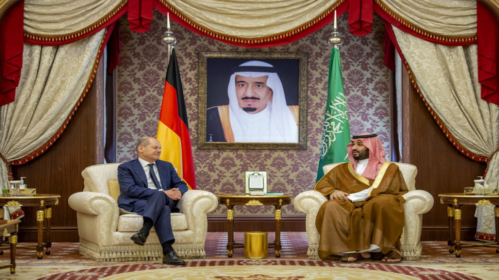 ولي العهد السعودي الأمير محمد بن سلمان في أثناء استقباله المستشار الألماني أولاف شولز في قصر السلام في مدينة جدة الساحلية المطلة على البحر الأحمر . 24 أيلول/سبتمبر 2022.(أ ف ب)