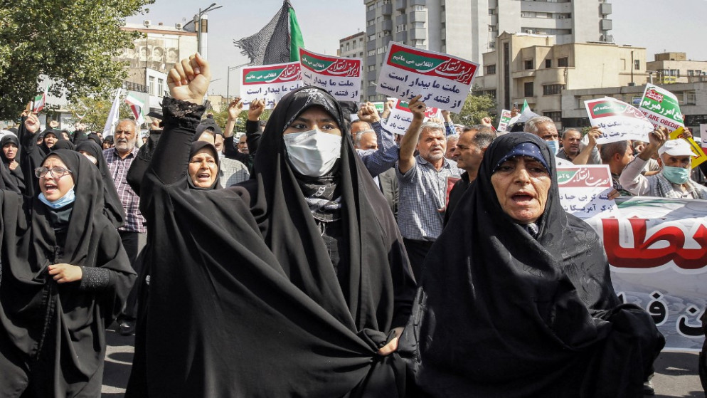 نساء ورجال يهتفون، أثناء مسيرة مؤيدة للحجاب في العاصمة الإيرانية طهران، 23 أيلول/سبتمبر 2022. (أ ف ب)