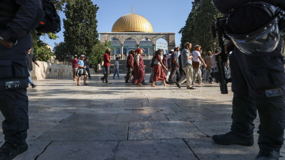 قوات الاحتلال الإسرائيلي خلال حراستها مستوطنين أثناء اقتحام باحات المسجد الأقصى. 7 آب/أغسطس 2022. (أ ف ب)