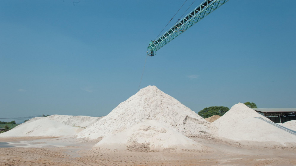 الرمال الزجاجية هي صخور رملية بيضاء نقية تحتوي نسبة عالية من السيلكا تقدر بنحو 99%. (Shutterstock)