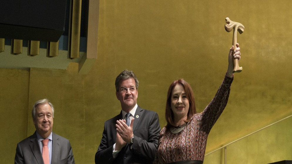 رئيسة الدورة الثالثة والسبعين للجمعية العامة للأمم المتحدة ماريا فرناندا إسبينوزا تحمل المطرقة بعد تسلمها الرئاسة بحضور الأمين العام للأمم المتحدة أنطونيو غوتيريش. (الأمم المتحدة)