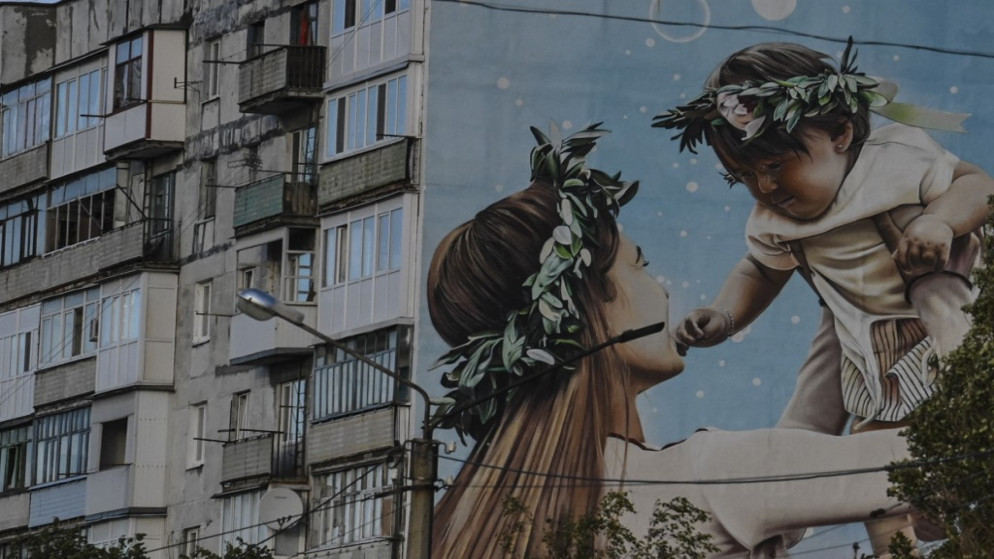 جدارية على مبنى سكني في باخموت في منطقة دونيتسك، 25 أيلول/سبتمبر 2022. (أ ف ب)
