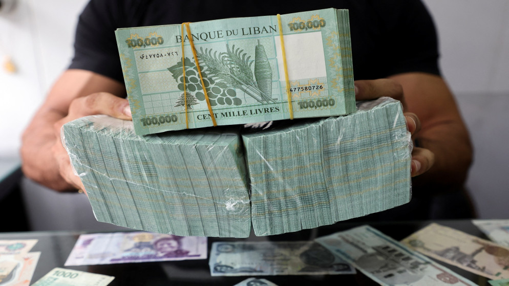 صراف يعرض أوراقا نقدية لعملة الليرة اللبنانية في بيروت، 19 سبتمبر/أيلول 2022. (رويترز)