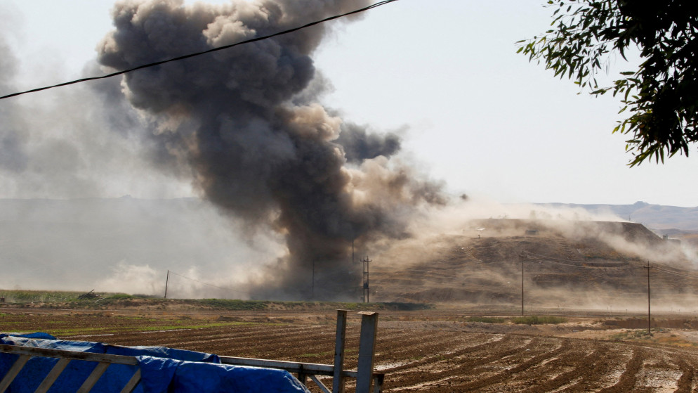 دخان متصاعد من مقر حزب الحرية الكردستاني في كردستان العراق بعد هجوم الحرس الثوري الإيراني على مشارف كركوك في العراق، 28 أيلول/ سبتمبر 2022. (رويترز)