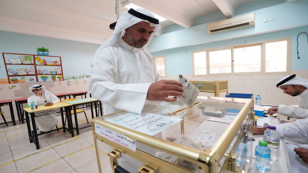 شخص يصوت في الانتخابات التشريعية في العاصمة الكويتية الكويت. 29 أيلول/سبتمبر 2022. (رويترز)