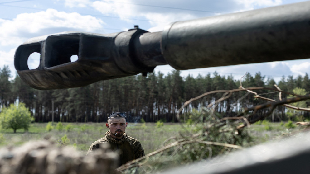 جندي أوكراني بجانب دبابة بالقرب من خط المواجهة مع القوات الروسية في منطقة لوغانسك. (رويترز)