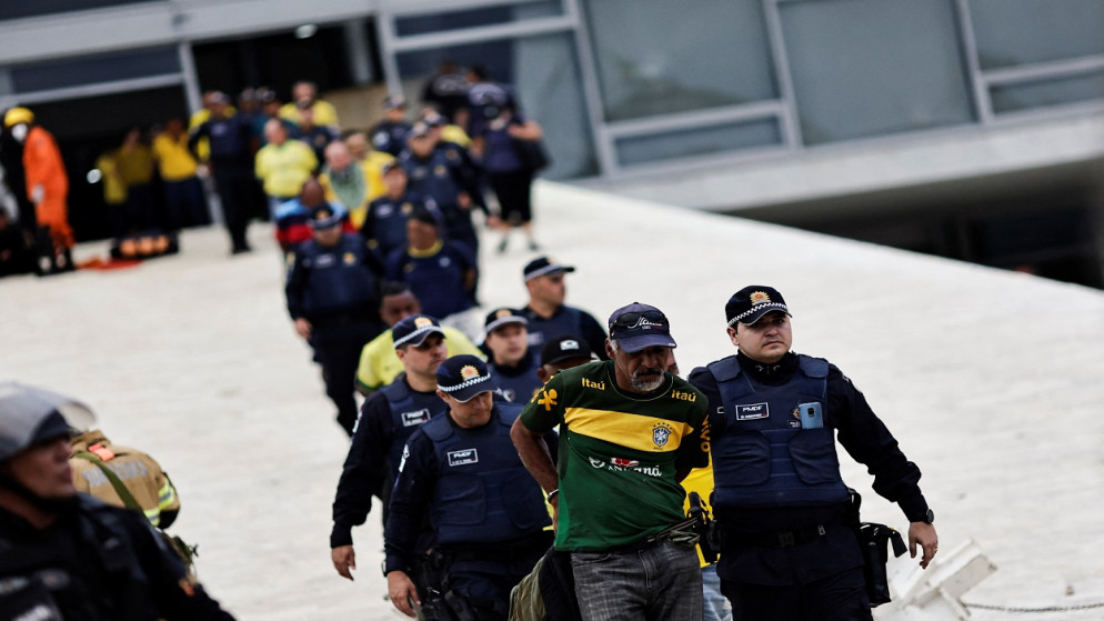 اعتقل أنصار الرئيس البرازيلي السابق جاير بولسونارو، خارج قصر بلانالتو في برازيليا، البرازيل، 8 يناير 2023. (رويترز)